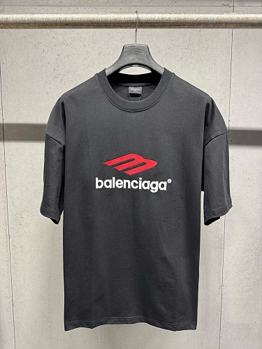 目を惹くカラー 2026 バレンシアガ 新作 半袖Tシャツ 偽物