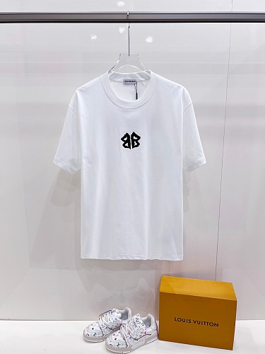 累積売上総額第１位！ 2026 バレンシアガ 新作 半袖Tシャツ スーパーコピー