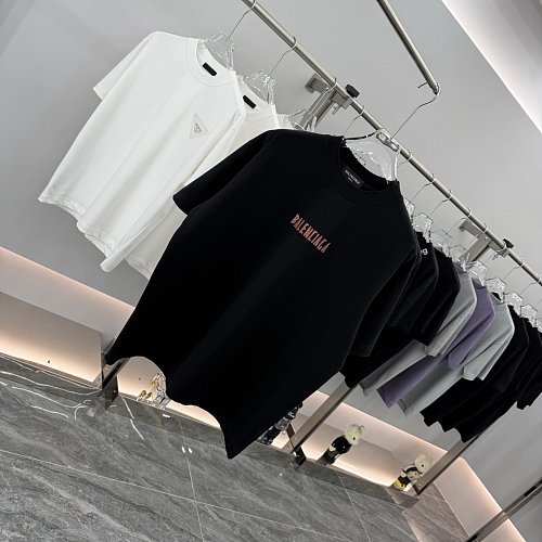 目を惹くカラー  2026 バレンシアガ 新作 半袖Tシャツ コピー