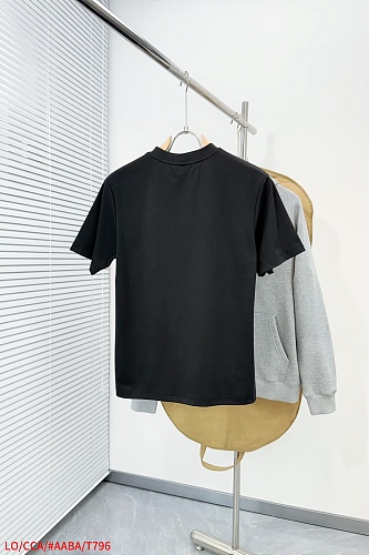 世界中で大人気♪ 2026 ロエベ 新作 半袖Tシャツ 偽物