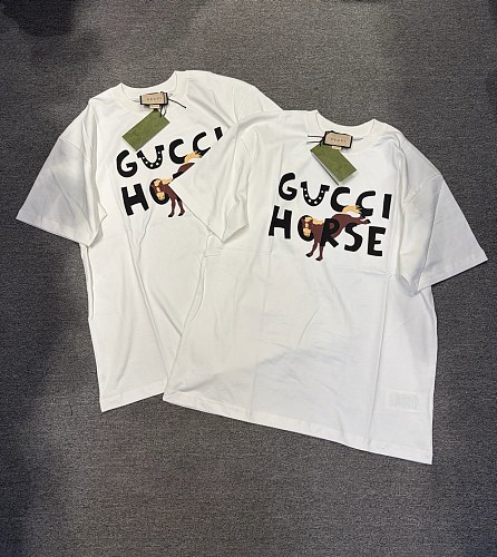 人気急上昇新作  2026 グッチ 新作 半袖Tシャツ スーパーコピー