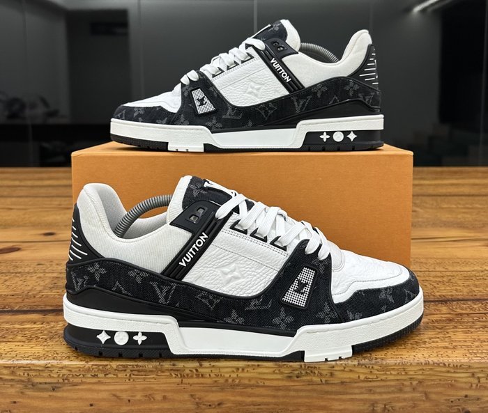 LOUIS VUITTON TRAINER WHITE BLACK WHITE – LVS018