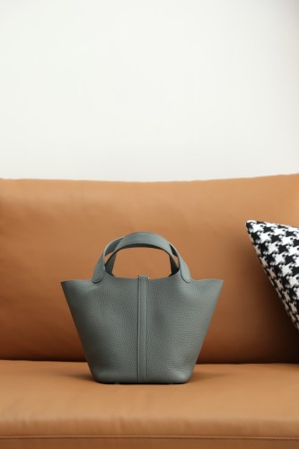 Hermes Picotin 18 togo Leather Handmade Bag In Vert  Amande