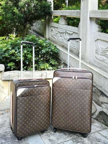 Replica Louis Vuitton Rolling Luggage LV M23241