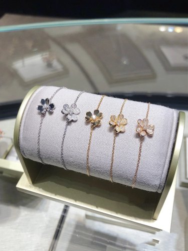 Van Cleef & Arpels Three Flowers Bracelet, Frivole bracelet