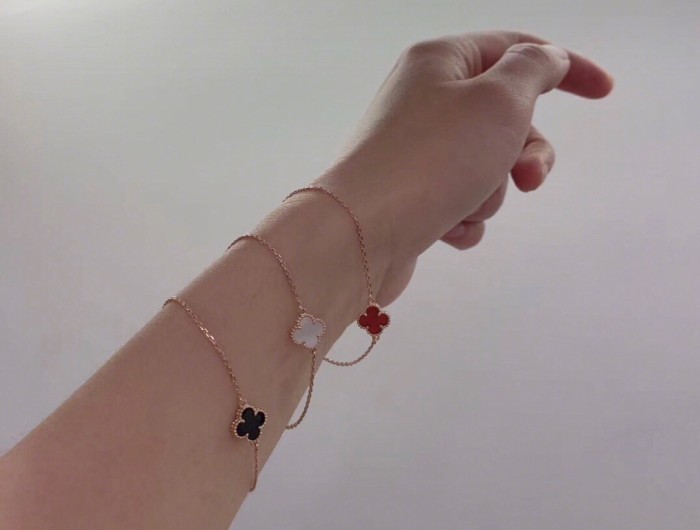 Van Cleef & Arpels Small Single Flower Clover Bracelet, Sweet Alhambra bracelet