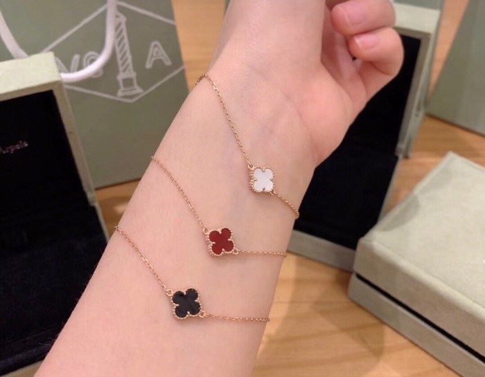 Van Cleef & Arpels Small Single Flower Clover Bracelet, Sweet Alhambra bracelet