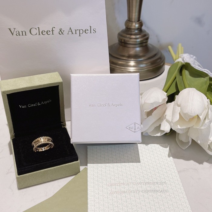 Van Cleef & Arpels Perlée signature ring