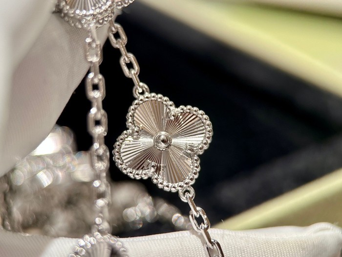 Van Cleef & Arpels Vintage Alhambra long necklace, 20 motifs