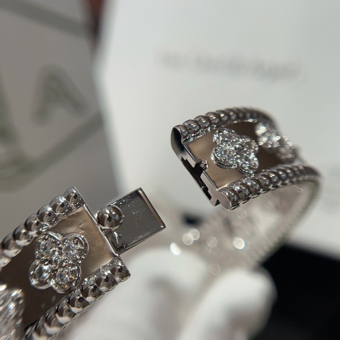 Van Cleef & Arpels Perlée clovers bracelet, medium model