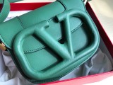 日本未入荷ヴァレンティノ ショルダーバッグ 偽物 Vロゴ SUPERVEE レザー クロスボディバッグ Vug17349