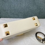 大人気！可愛い ヴァレンティノ スタッズサイン ショルダーバッグ コピー Vua88852