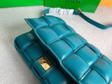 大人気!!新色ボッテガヴェネタ パデッド カセット コピーレザー製クロスボディバッグ boo08064