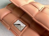 秋冬新作ボッテガヴェネタ パデッド カセット コピー レザー製クロスボディバッグ bol58962
