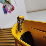 日本未入荷【プラダ】スモール ブラッシュドレザー コピートートバッグ pul09666