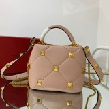 ＊関税込み ヴァレンティノ ハンドバッグ コピー ROMAN STUD QUILTED Vuy42021