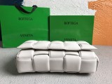 希少色ボッテガヴェネタ 偽物 パデッドカセット ショルダーバッグ ゴールド仕上げ 591970VCQR19143