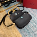 送料込ヴァレンティノ ショルダーバッグ 偽物 Vロゴ SUPERVEE レザー クロスボディバッグ Vuh72748