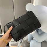 日本未入荷ボッテガヴェネタ カセット 偽物 クロスボディバッグ bol90713