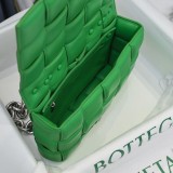 ★日本!!人気！ボッテガヴェネタ コピー ザチェーン カセット レザー製クロスボディバッグ boa49393