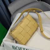 入手困難ボッテガヴェネタ コピー カセット クロスボディバッグ bol94706