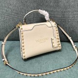 大人気！新色☆希少 ヴァレンティノ カーフレザー スタッズ バッグ コピー Vuk71687