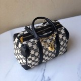 争奪戦 ★セリーヌ ミニボストンバッグ 偽物 トリオンフ刺繍 ブラック 193652CS838NO