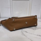 希少色★ヴァレンティノ 偽物 トートバッグ★ カーフスキン ミディアム ロックスタッドバッグ Vuh24570
