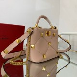＊関税込み ヴァレンティノ ハンドバッグ コピー ROMAN STUD QUILTED Vuy42021