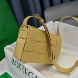 入手困難ボッテガヴェネタ コピー カセット クロスボディバッグ bol94706