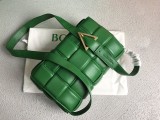 ボッテガヴェネタ スーパーコピー パデッドカセット ショルダーバッグ グリーン boz19602