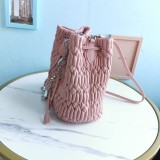 大人気!!新色ミュウミュウ クリスタルチェーン コピー☆キルトバケットバッグ myi42846
