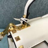 大人気！新色☆希少 ヴァレンティノ カーフレザー スタッズ バッグ コピー Vuk71687