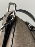 日本未入荷ロエベ ショルダーバッグ コピー ベルリンゴ グレインカーフ ラージ B702A19X06