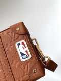 入手困難!ルイヴィトン NBAコラボ ソフトトランク 偽物 ショルダーバッグ M80549