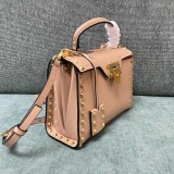 新作 ヴァレンティノ カーフレザー スタッズ バッグ 偽物 Vuj44090