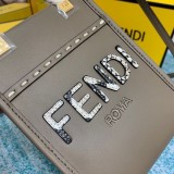 フェンディ サンシャインショッパー 偽物 エラフレザー ミニバッグ fei21852