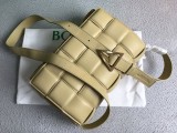 最安値挑戦ボッテガヴェネタ 偽物 パデッドカセット ショルダーバッグ シナバー 591970VCQR19782