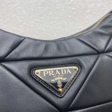 入手困難 プラダ トライアングルロゴ付き シープファー コピーショルダーバッグ puy25034