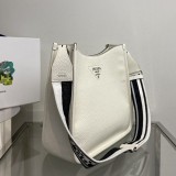 ブティック♪プラダ 偽物 メタルレターロゴ レザーホーボーバッグ pua14370