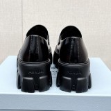 争奪戦♡プラダ モノリス 偽物 ブラッシュドレザー ローファー pud94724