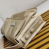 人気急上昇プラダ 偽物☆パッド入りフラップバッグ Re-Nylon ジッパーポケット pui44266