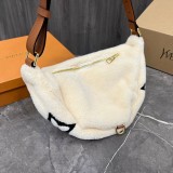 大人気！ルイヴィトン モノグラム テディ バムバッグ 偽物★もこもこ ボディバッグ M55425