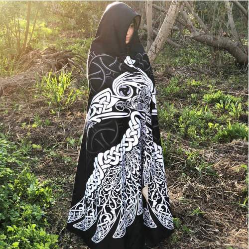 MUNINN HOODED BLANKET