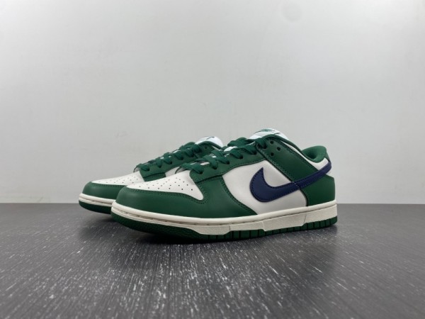 The N*ike Dunk Low Lands in Gorge Green DD1503-300