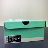 O*ff-W*hite x N*ike Dunk Low