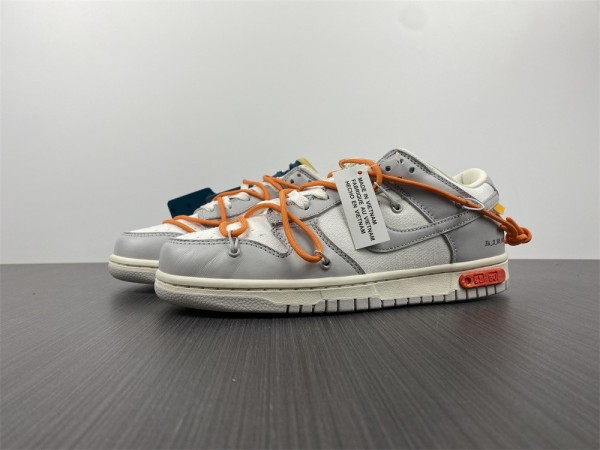 O*ff-W*hite x N*ike Dunk Low