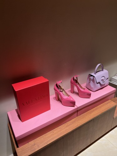 Women 𝑉*𝐴𝐿𝐸𝑁𝑇𝐼𝑁𝑂 Top Sneakers