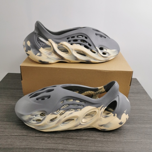 Y*eezy Foam Runner