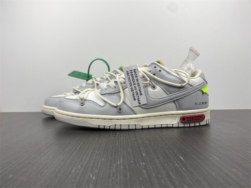 O*ff-W*hite x N*ike Dunk Low